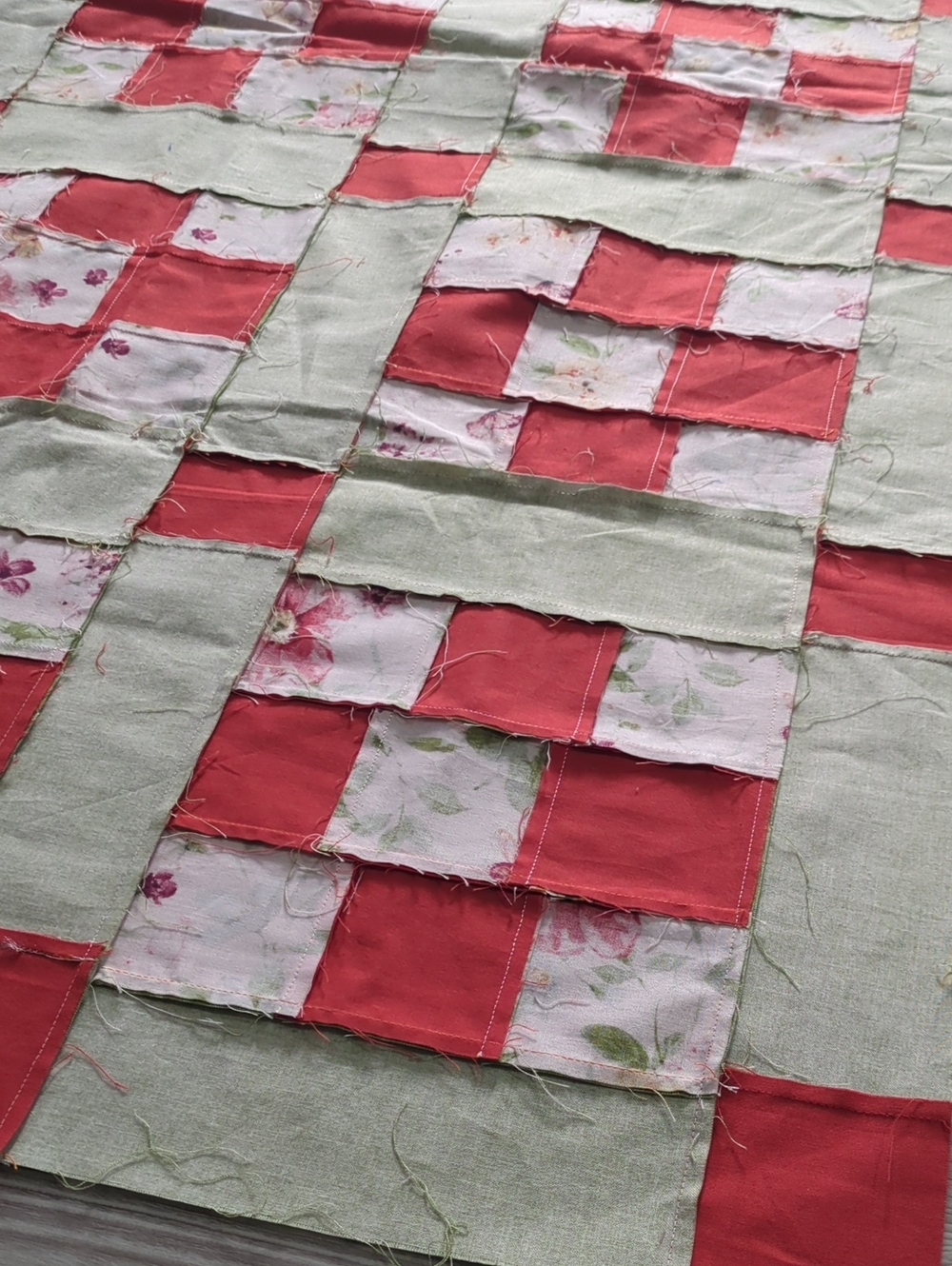 Handmade Unfinished Quilt Top UFO Floral Patchwork Green Red 30.5 x 53 - Picture 11 of 13